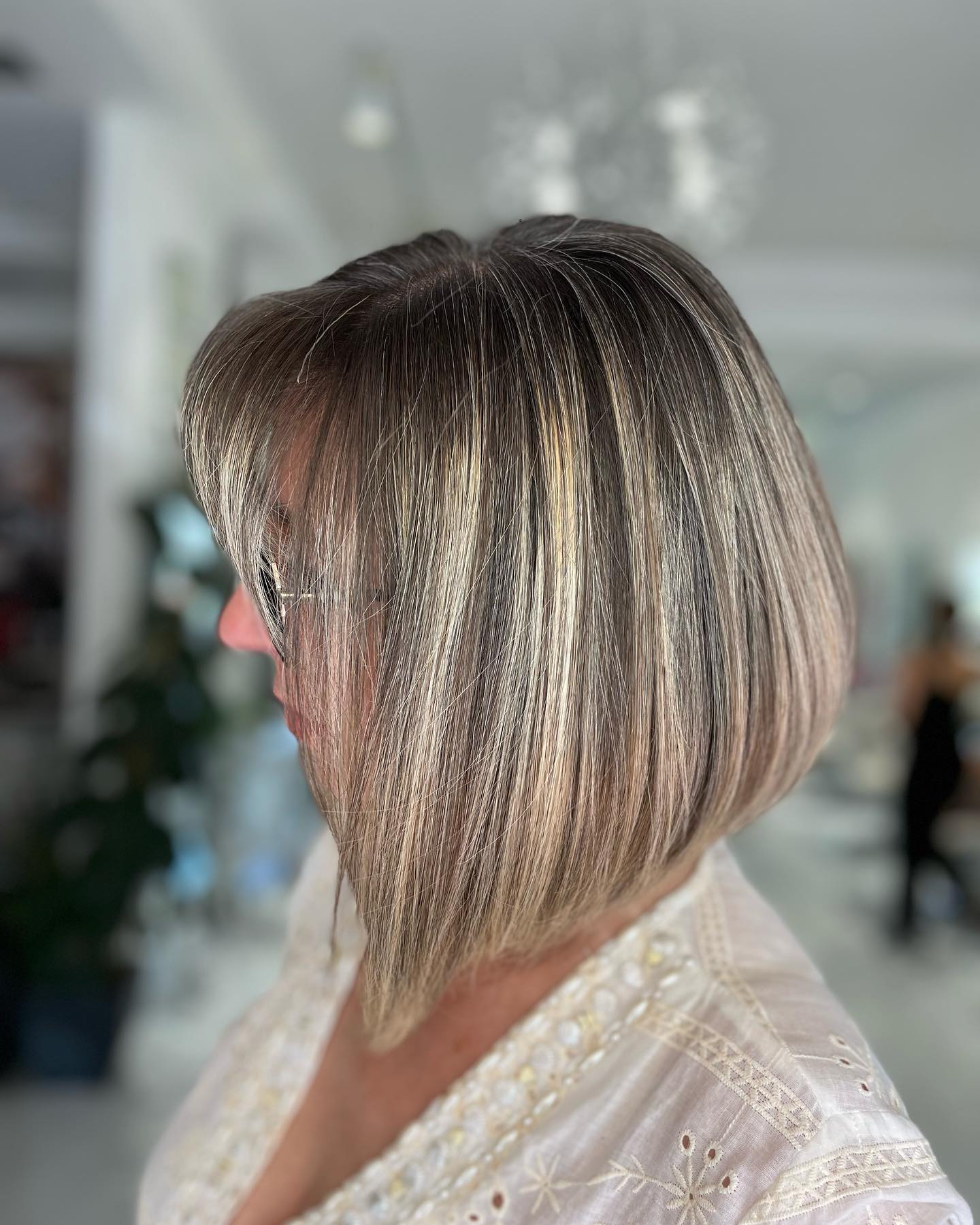 50 варіантів стрижок каре під кутом для 2025 року: як змінити образ без радикальних змін