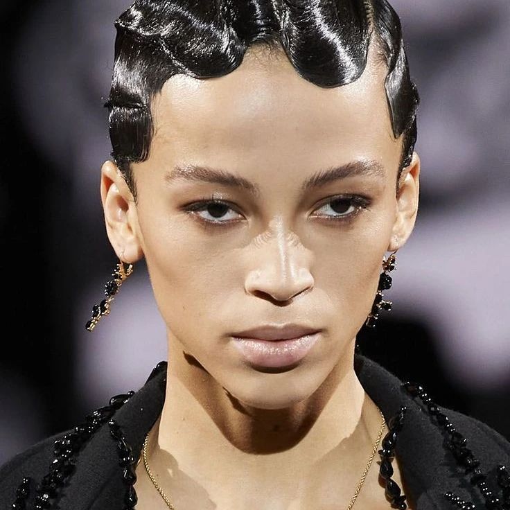 52 простые прически «пальчиковые волны», которые подчеркнут вашу естественную красоту в 2025 году