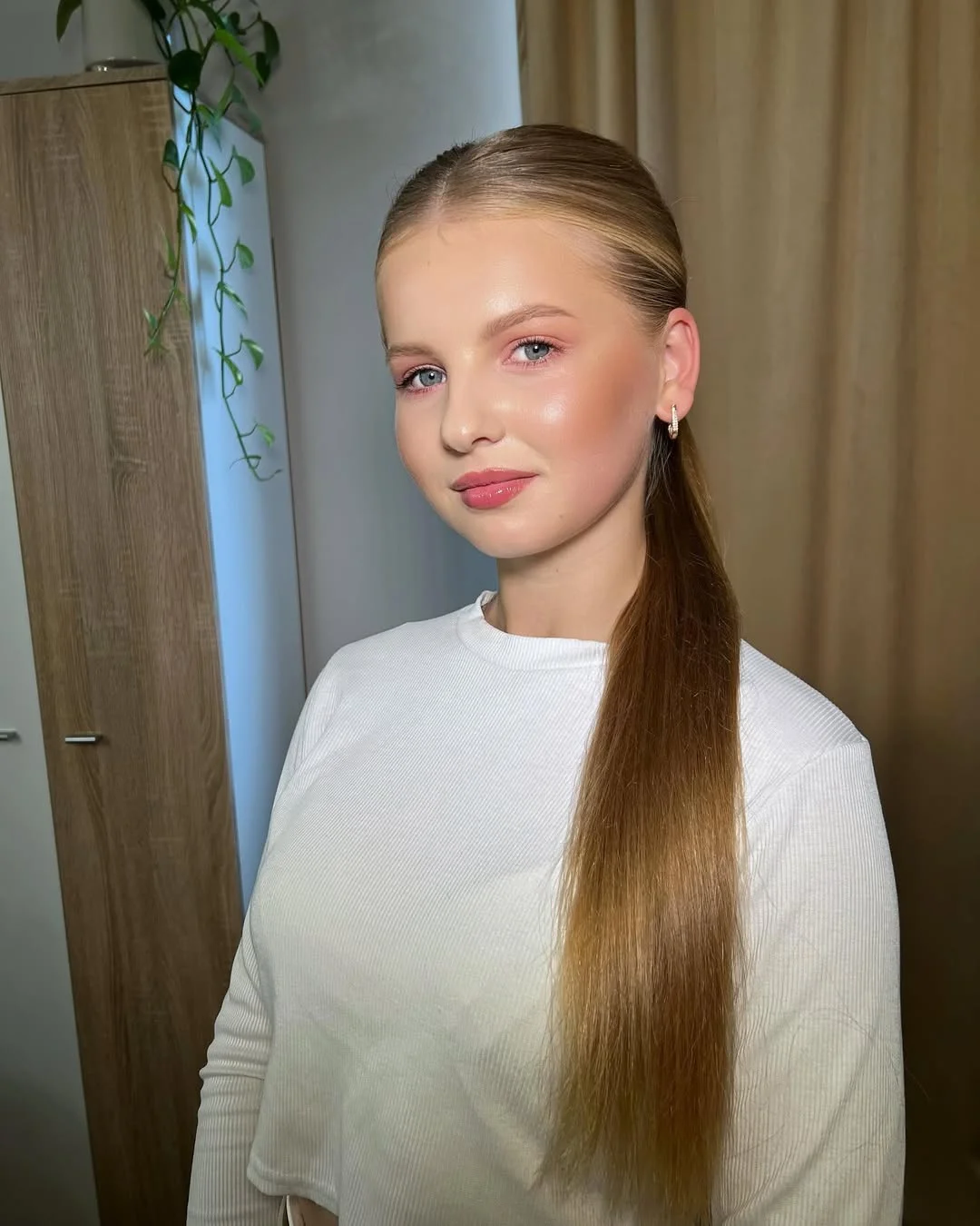 Гладкий низький хвіст з рівним проділом &mdash; стриманий літній силует