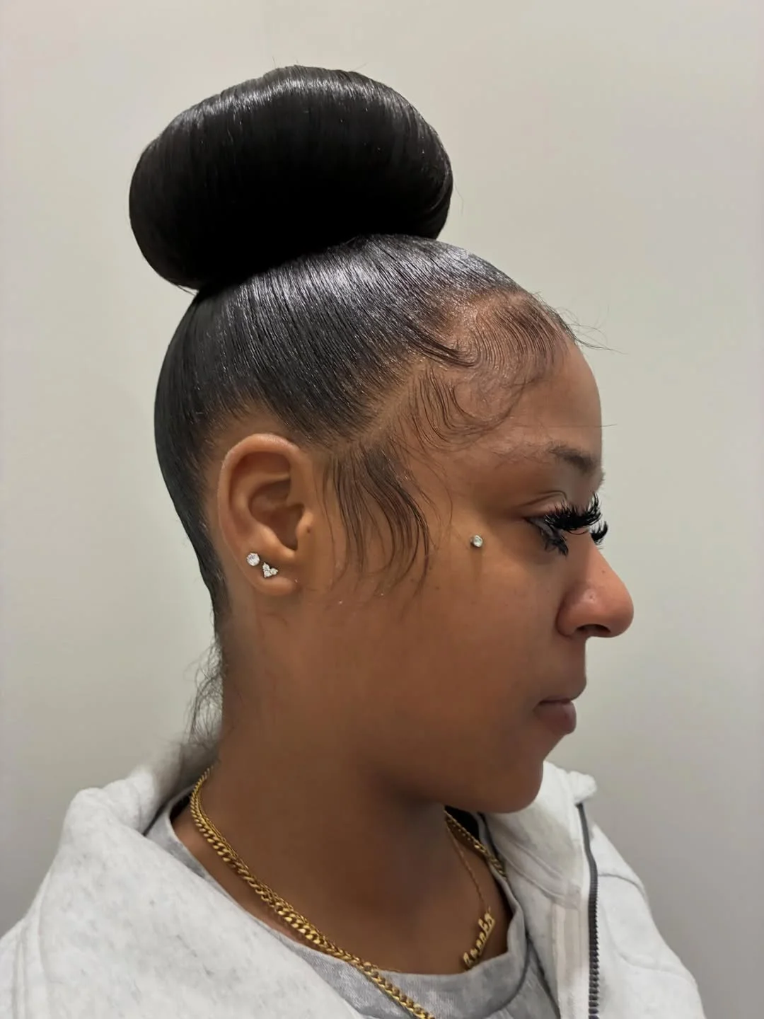 Slick high bun з оформленими edges високий гладкий пучок на кучерявому чорному волоссі з акцентом на baby hairs та edges
